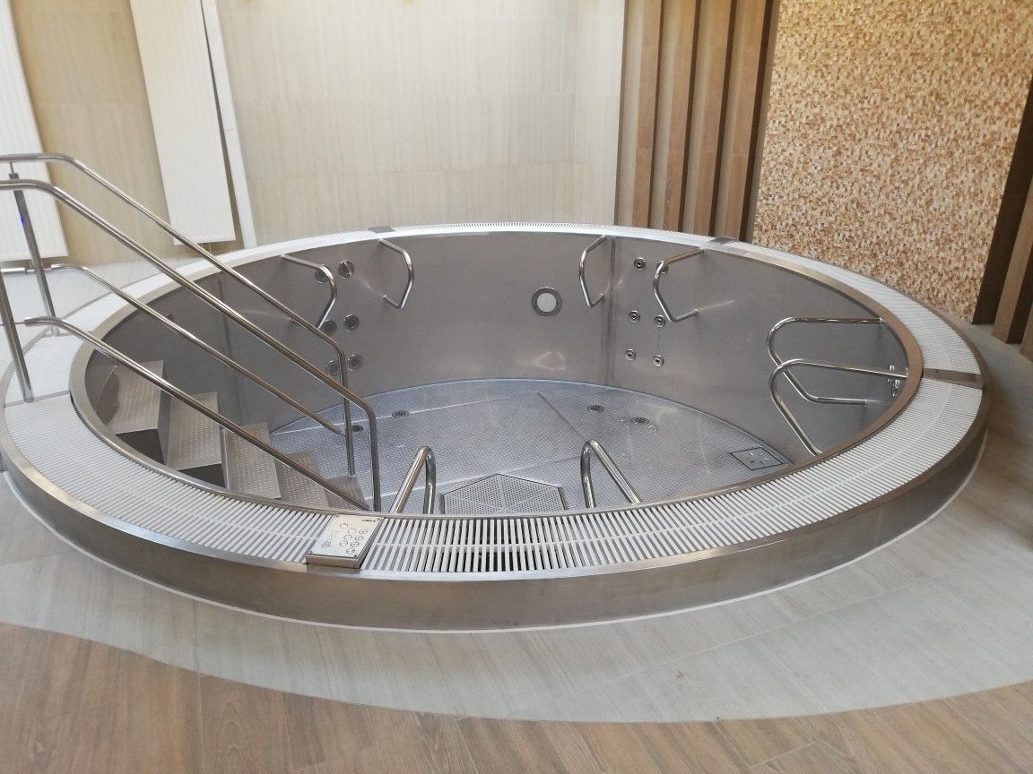 Stainless- steel Jacuzzi